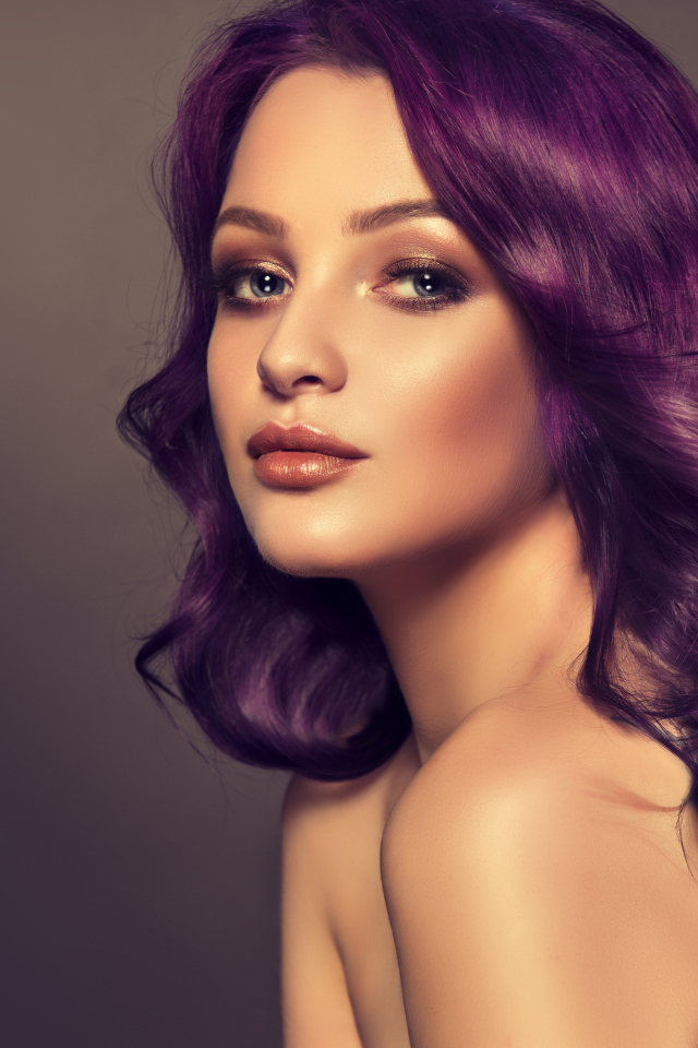 Девушка с фиолетовыми волосами на сером фоне