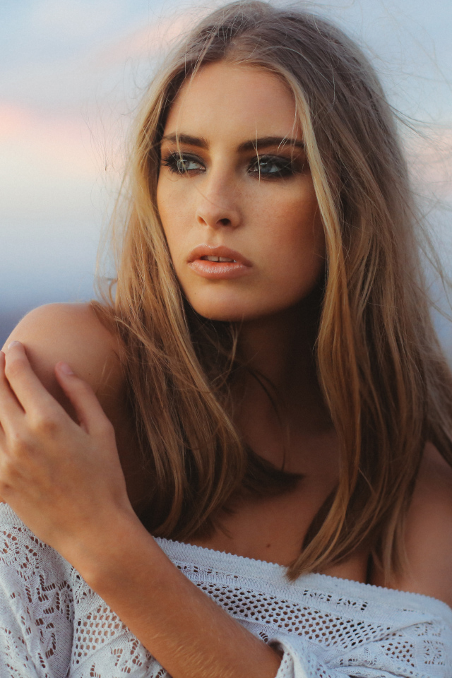 Ветер развивает волосы красивой блондинки