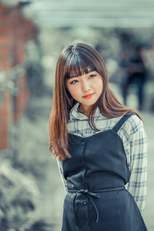 Молодая девушка азиатка в черном сарафане