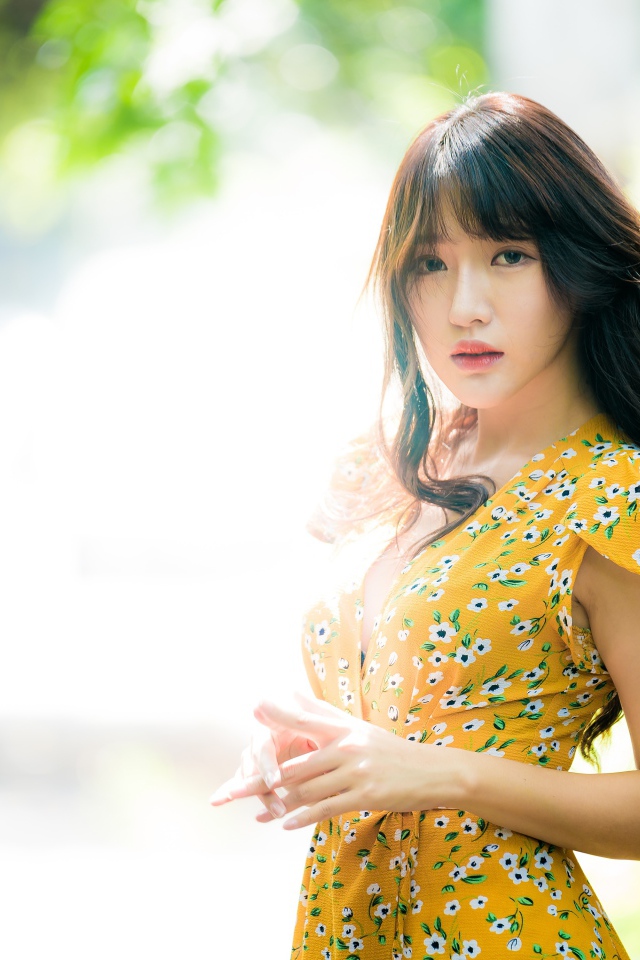 Молодая девушка азиатка в красивом платье 