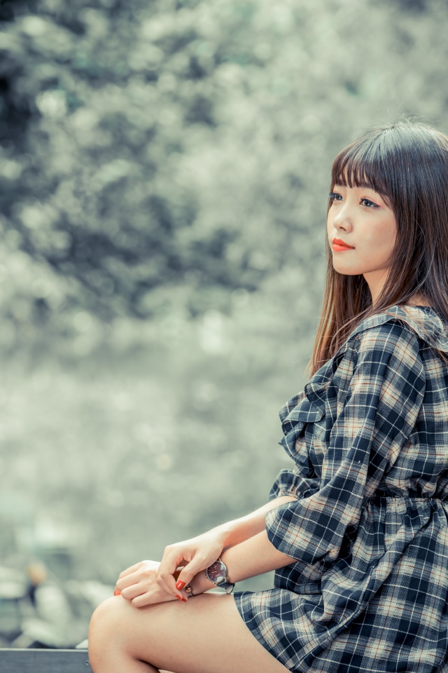 Молодая азиатка в платье в клетку