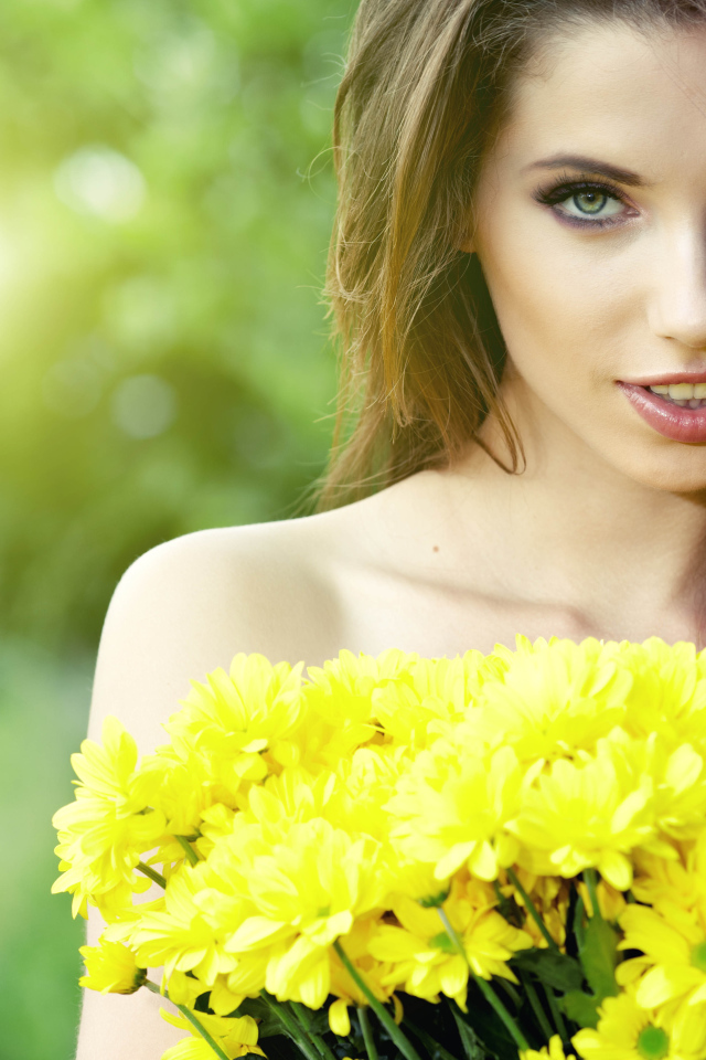 Молодая красивая девушка с букетом желтых хризантем