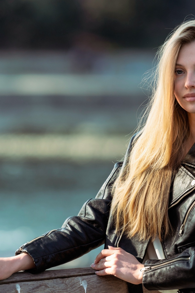 Молодая девушка в черной кожаной куртке 