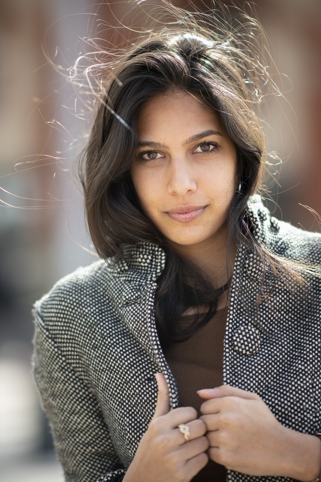 Молодая девушка в сером пальто 