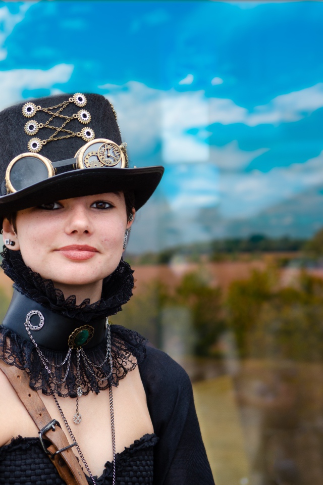 Молодая девушка в костюме на фоне неба