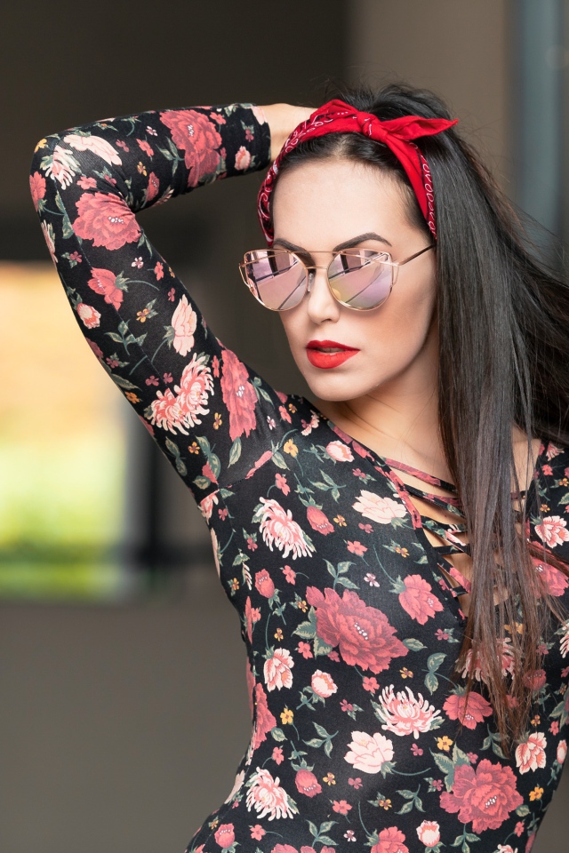 Молодая девушка в очках с платком в волосах 