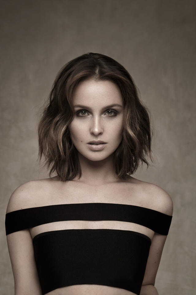 Молодая девушка модель на фоне стены