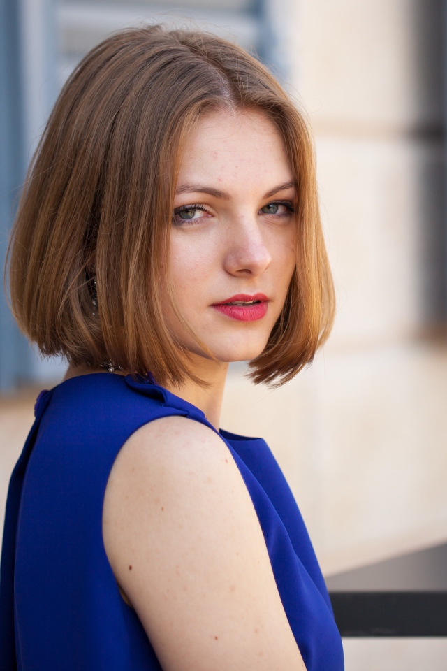 Молодая девушка с прической каре