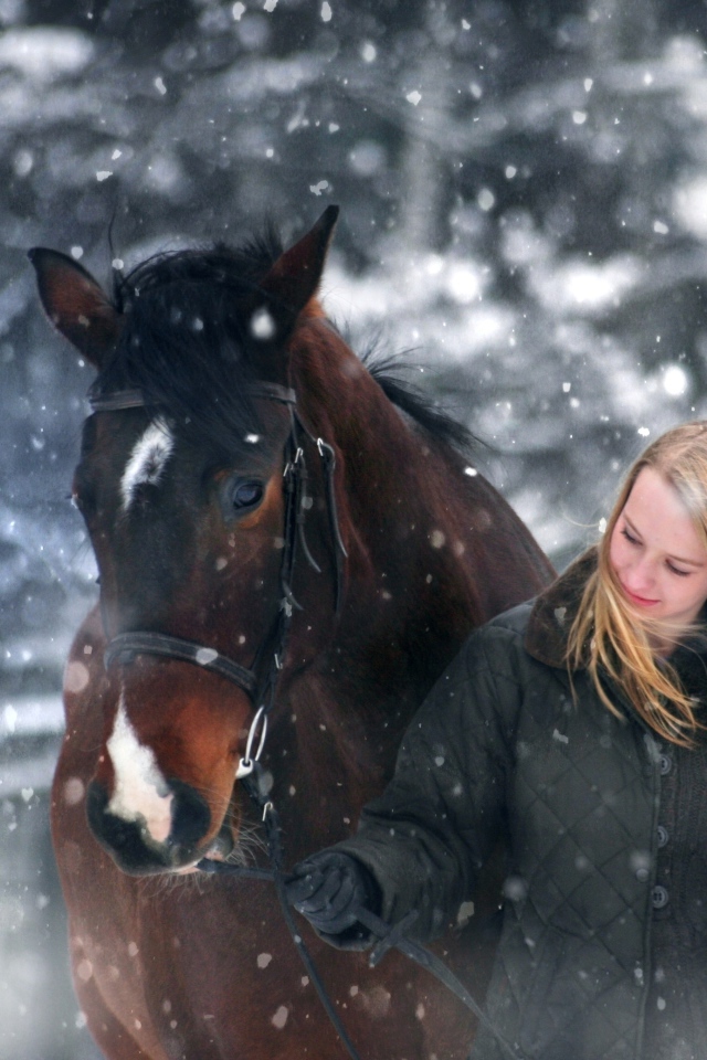 Молодая девушка с конем зимой 