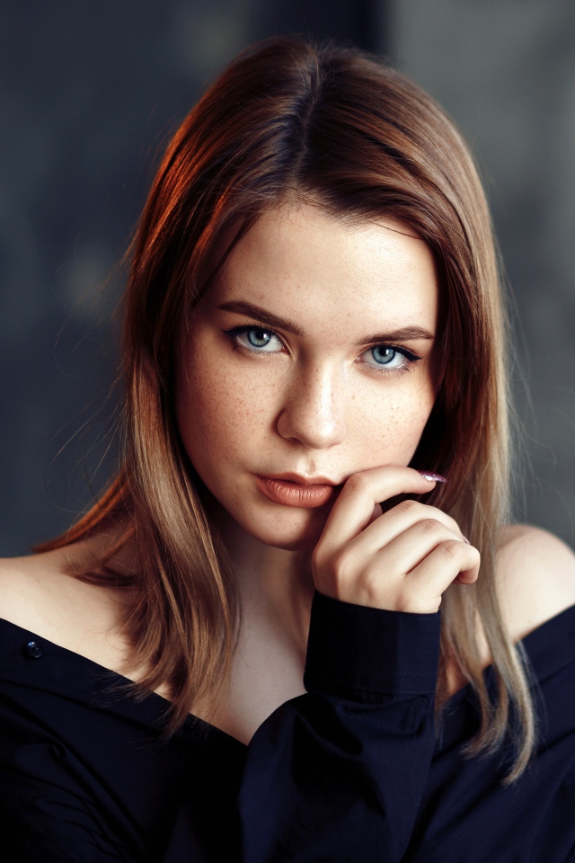 Молодая девушка с голубыми глазами в черной рубашке