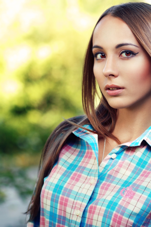 Молодая длинноволосая девушка в рубашке