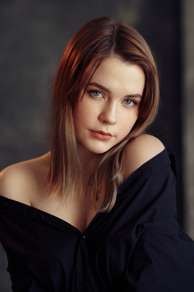 Молодая скромная девушка в черном наряде 