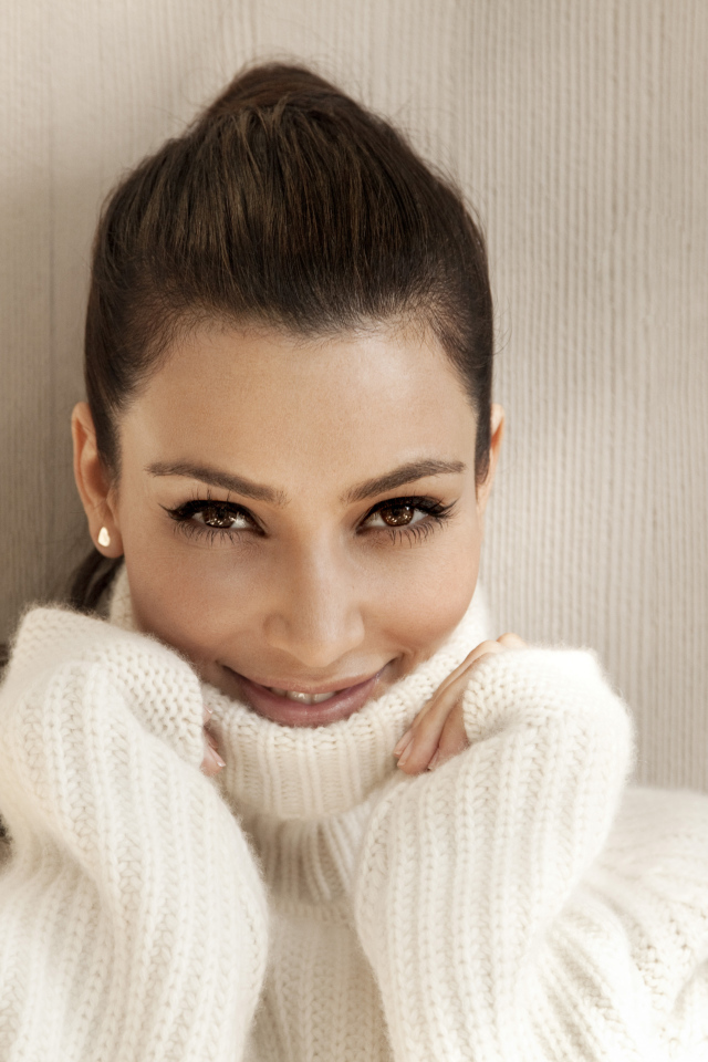 Актриса, фотомодель Ким Кардашьян в в белом свитере