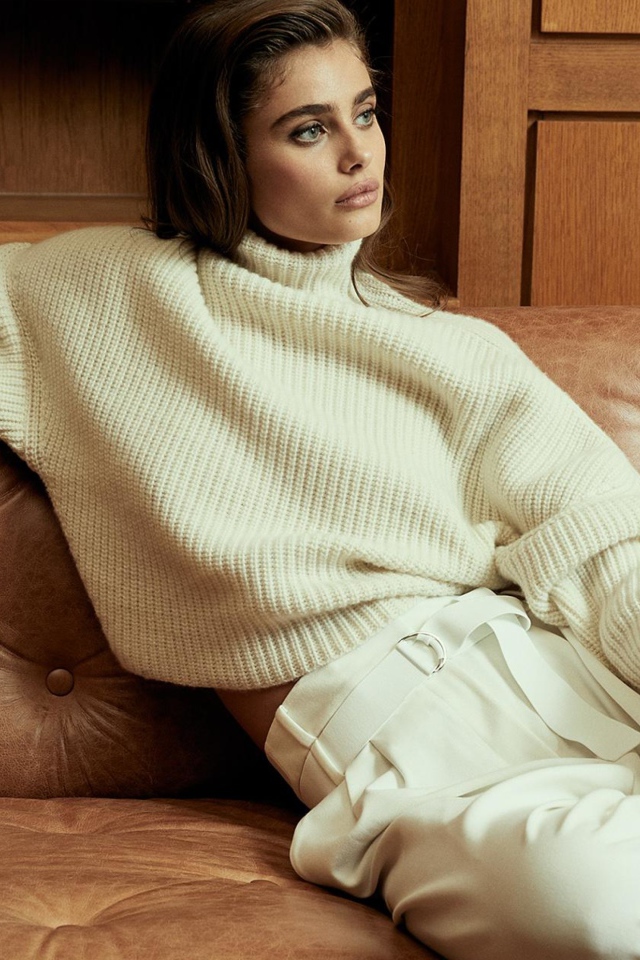 Американская супермодель Тейлор Хилл в белом костюме на диване