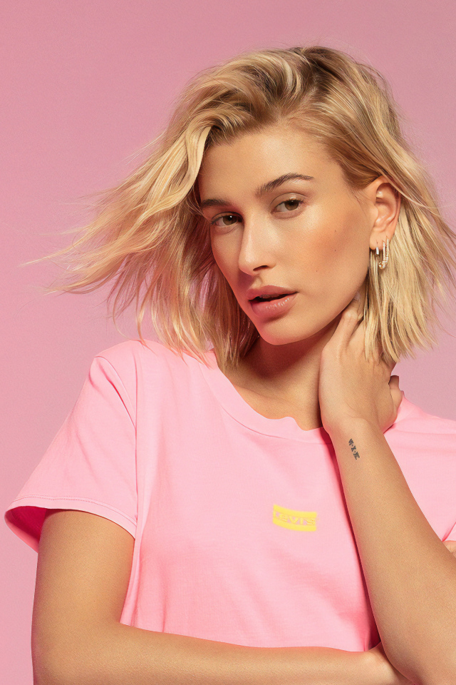 Красивая блондинка, модель Хейли Болдуин на розовом фоне