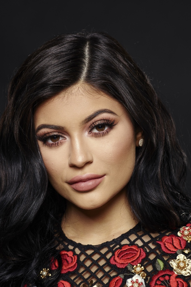 Красивая кареглазая брюнетка, модель Кайли Дженнер