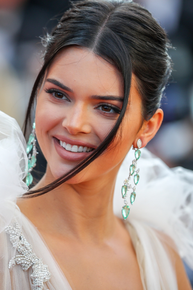 Красивая кареглазая модель Кендалл Дженнер с улыбкой на лице