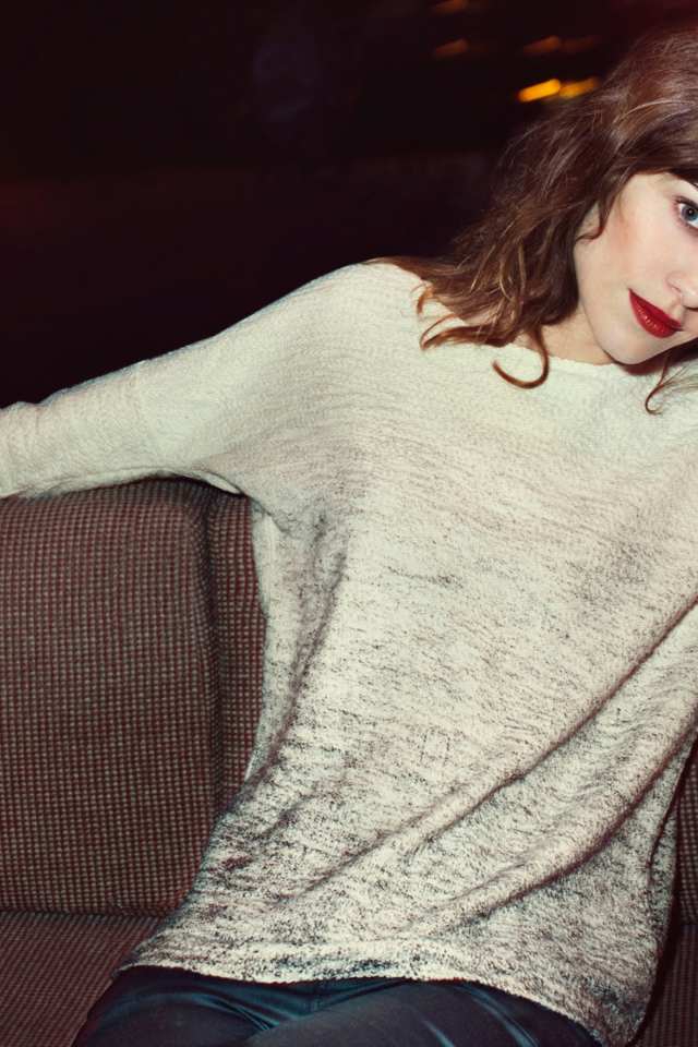 Красивая девушка модель Алекса Чанг сидит на диване