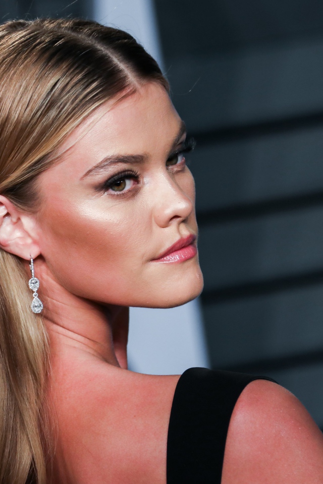 Красивая девушка модель Нина Агдал 