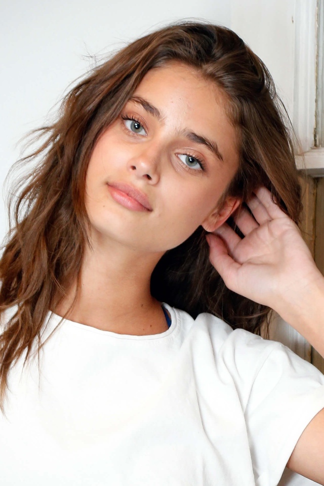 Красивая девушка модель Тейлор Хилл в белой футболке