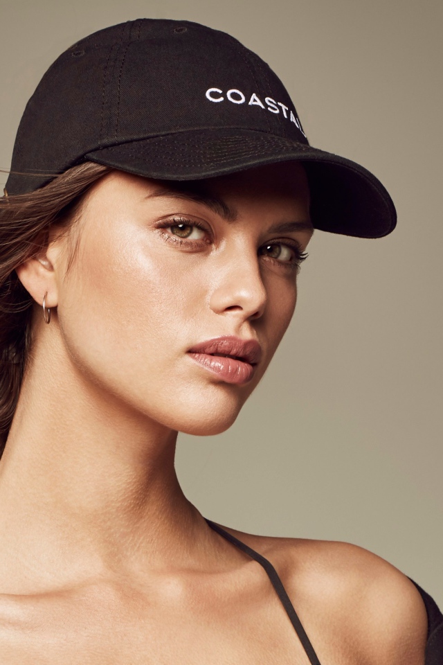 Красивая девушка модель в черной бейсболке