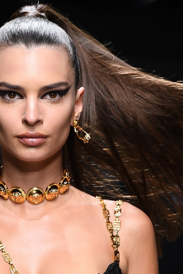 Красивая модель Эмили Ратаковски на показе мод