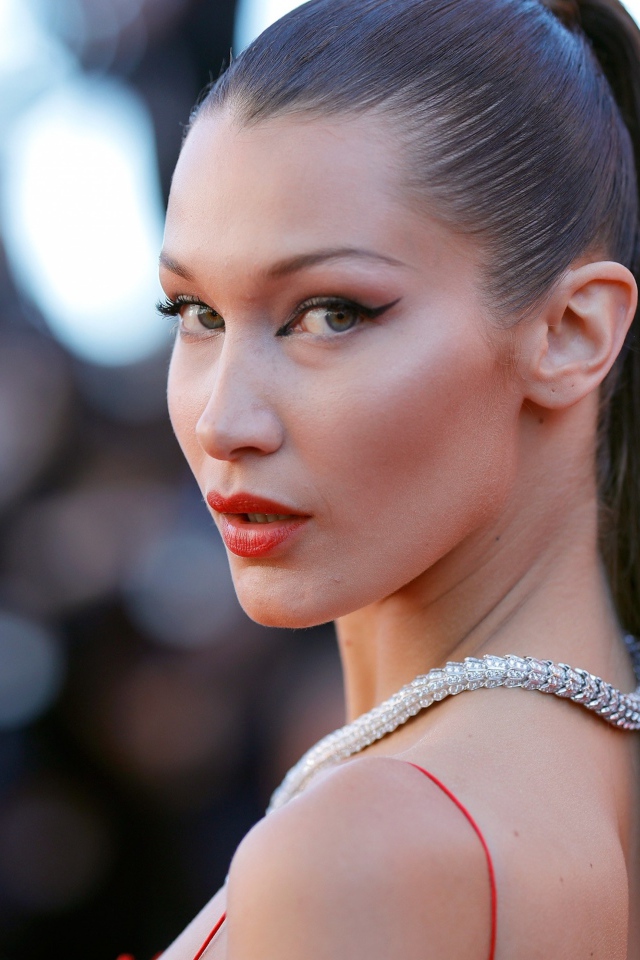 Красивые накрашенные глаза у модели Белла Хадид