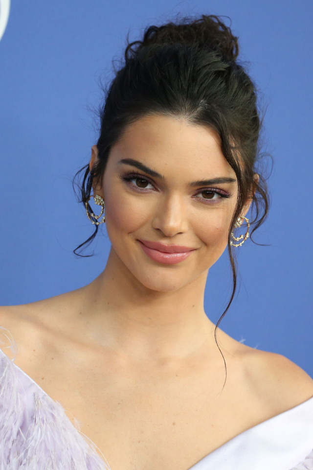 Красивая улыбающаяся модель Кендалл Дженнер 