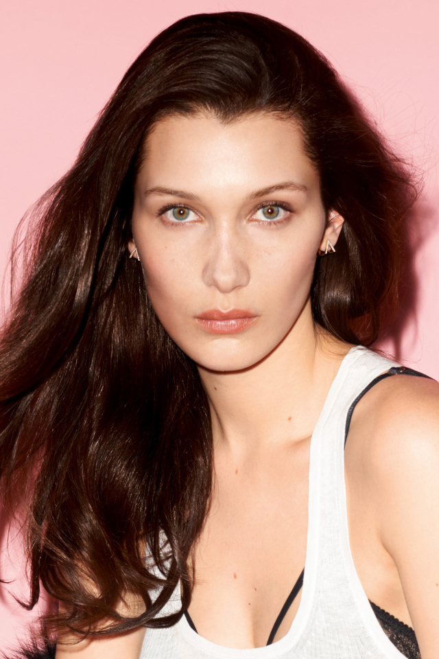 Красивая нежная девушка модель Белла Хадид на розовом фоне