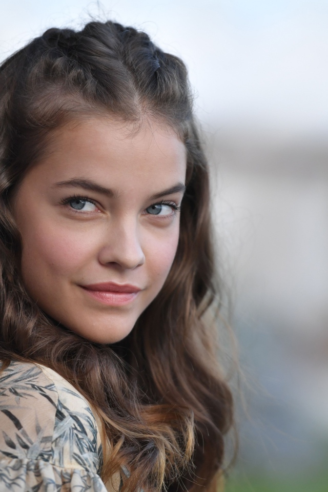 Красивая нежная молодая девушка Барбара Палвин