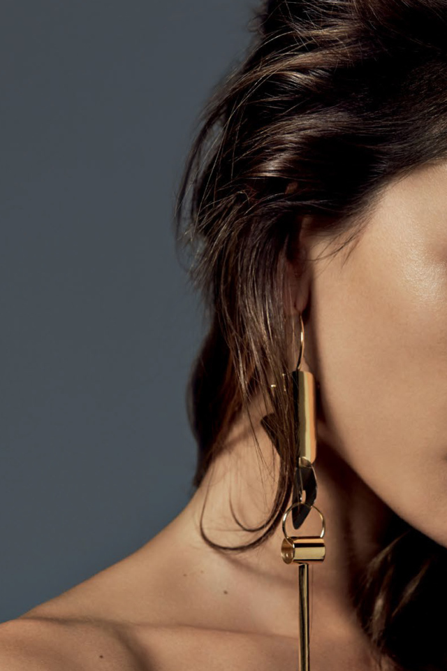 Бразильская супермодель Алессандра Амбросио на сером фоне