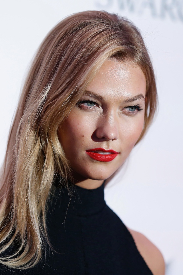 Яркая блондинка, модель Карли Клосс