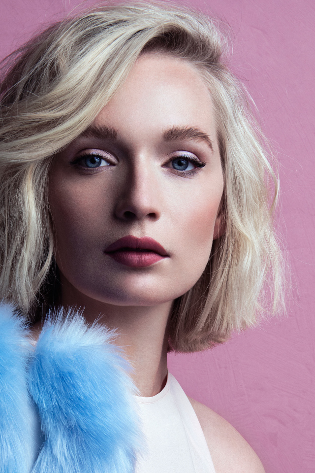 Ярка голубоглазая девушка модель на розовом фоне