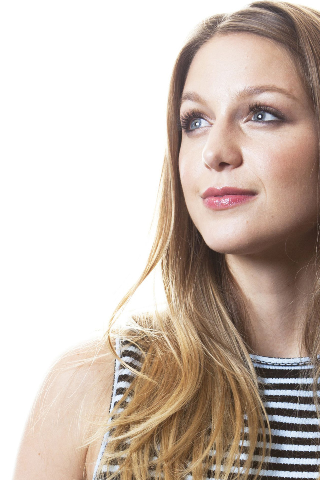 Милая девушка, американская модель Мелисса Бенойст на белом фоне