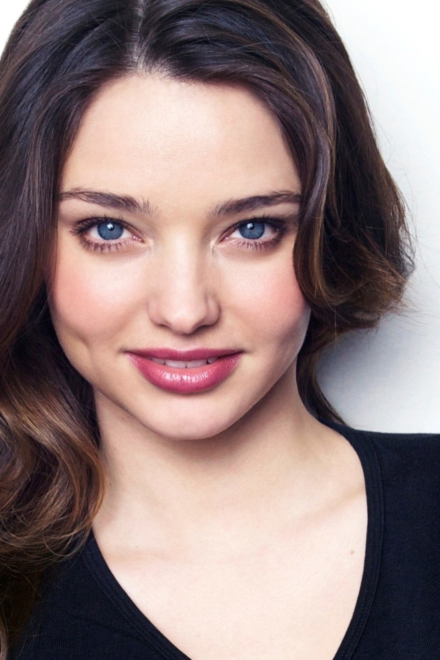 Нежная улыбающаяся голубоглазая девушка, модель Миранда Керр