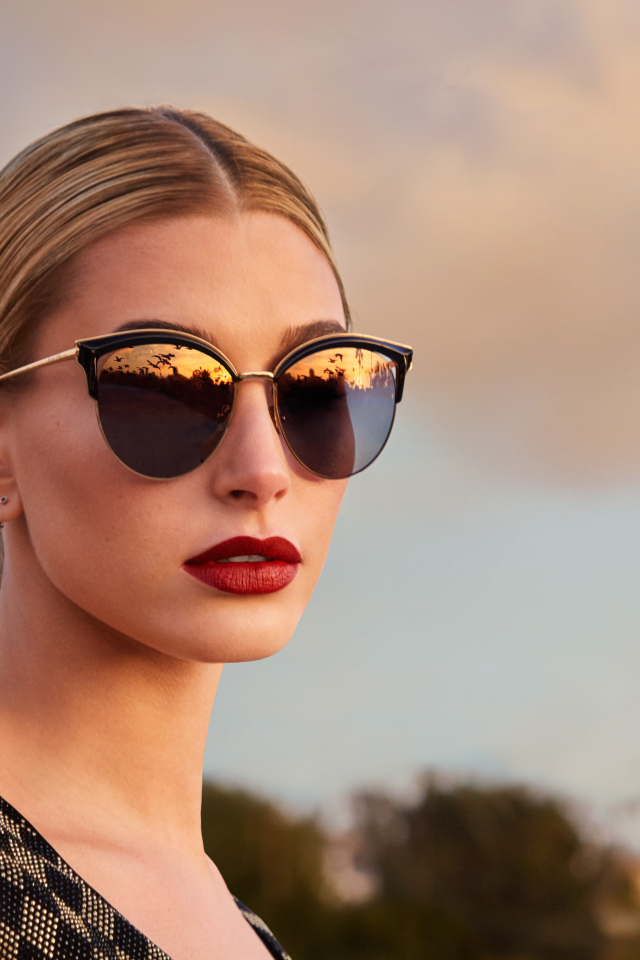 Модель Хейли Болдуин в солнцезащитных очках 