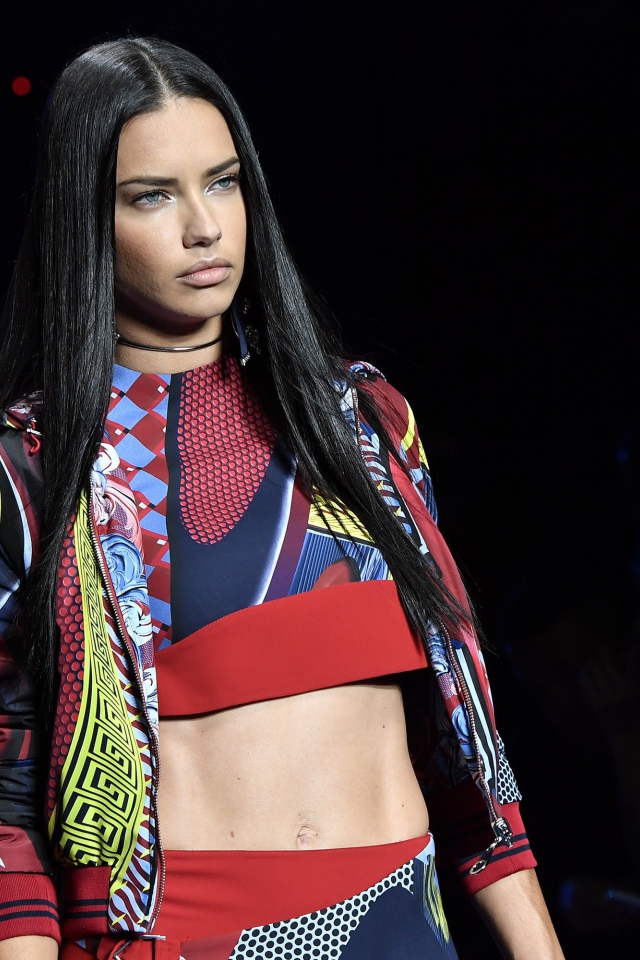 Длинноволосая брюнетка, модель Адриана Лима на подиуме