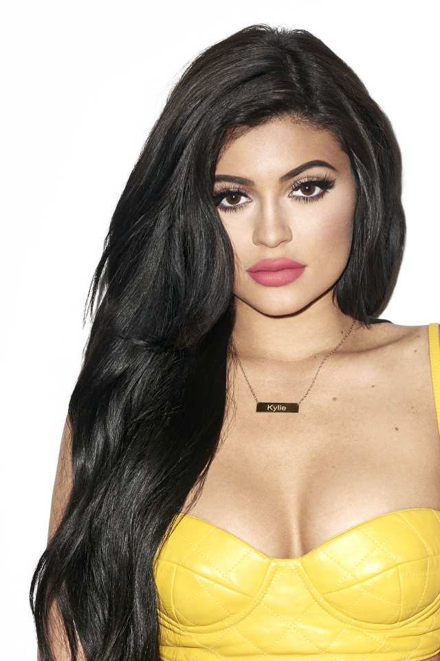 Длинноволосая девушка модель Кайли Дженнер в желтой майке