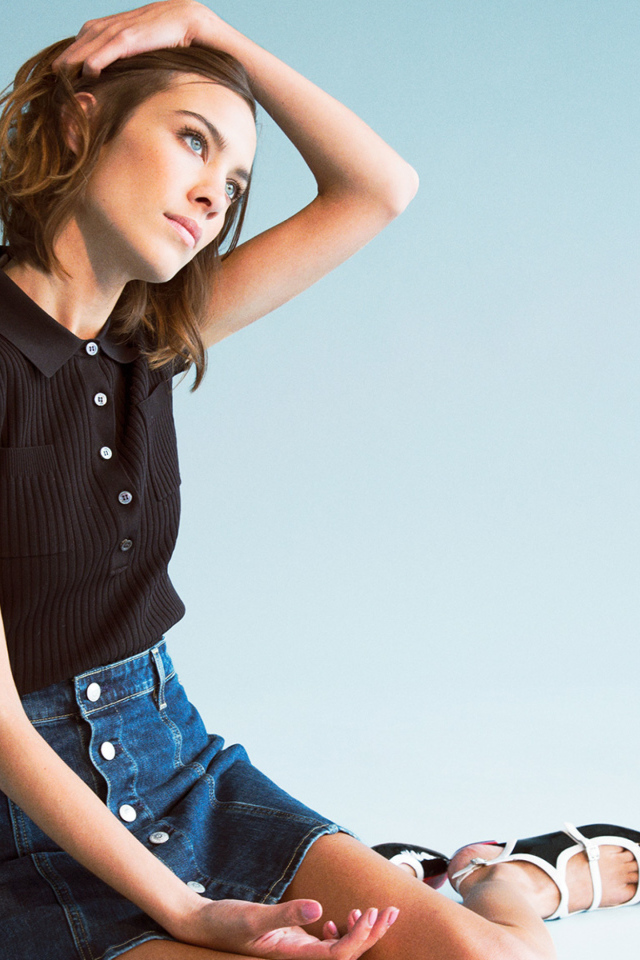 Модель Алекса Чанг сидит на голубом фоне