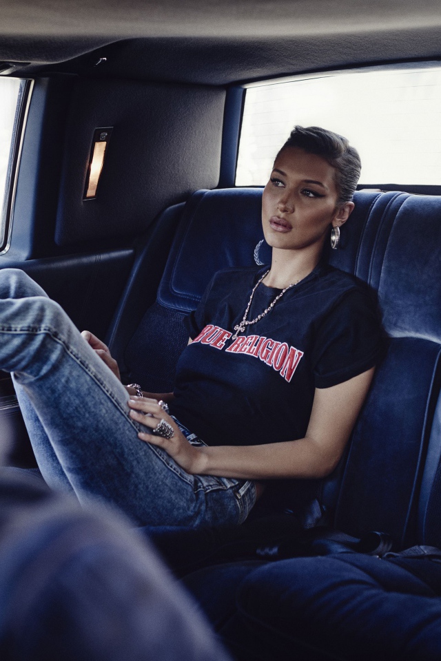 Модель Белла Хадид в джинсах в машине
