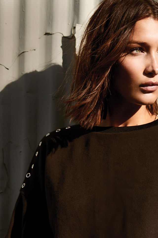 Модель Белла Хадид позирует у стены