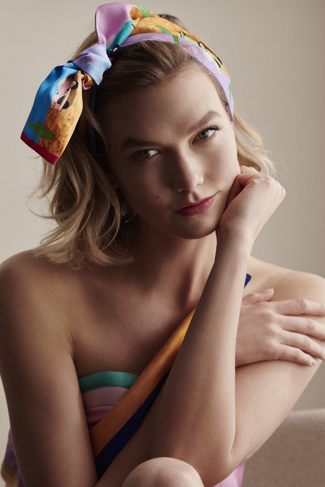 Модель Карли Клосс с платком на голове