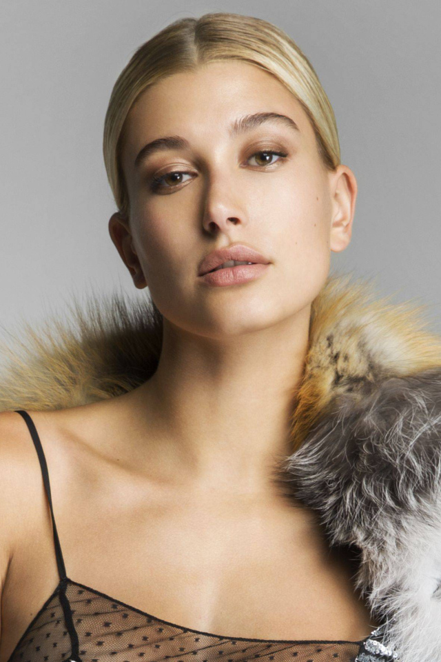 Модель Хейли Болдуин на сером фоне