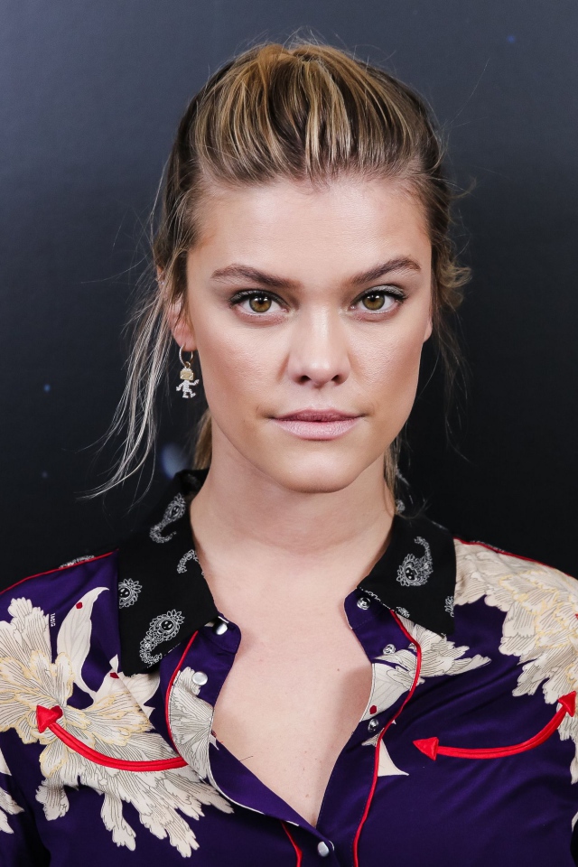 Модель Нина Агдал на черном фоне