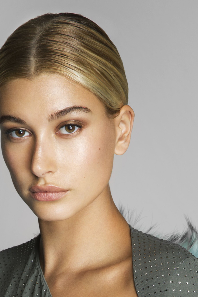 Серьезная блондинка, модель Хейли Болдуин на сером фоне