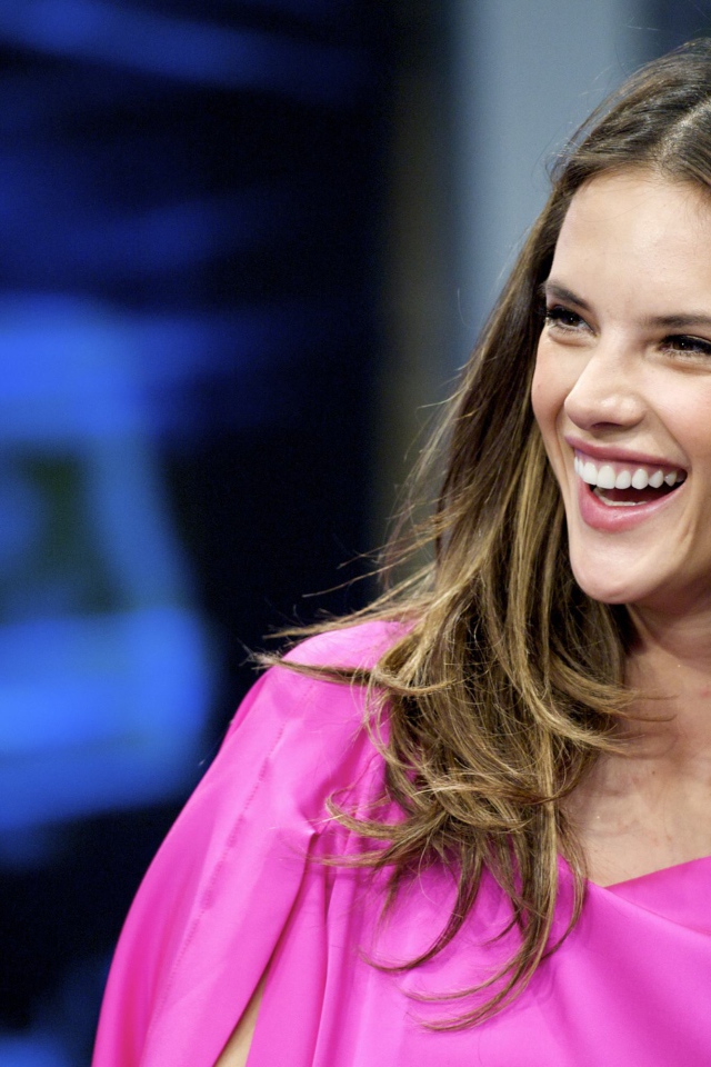 Улыбающаяся девушка супермодель Алессандра Амбросио