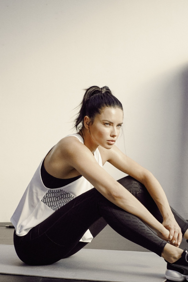 Спортивная девушка модель Адриана Лима в спортзале