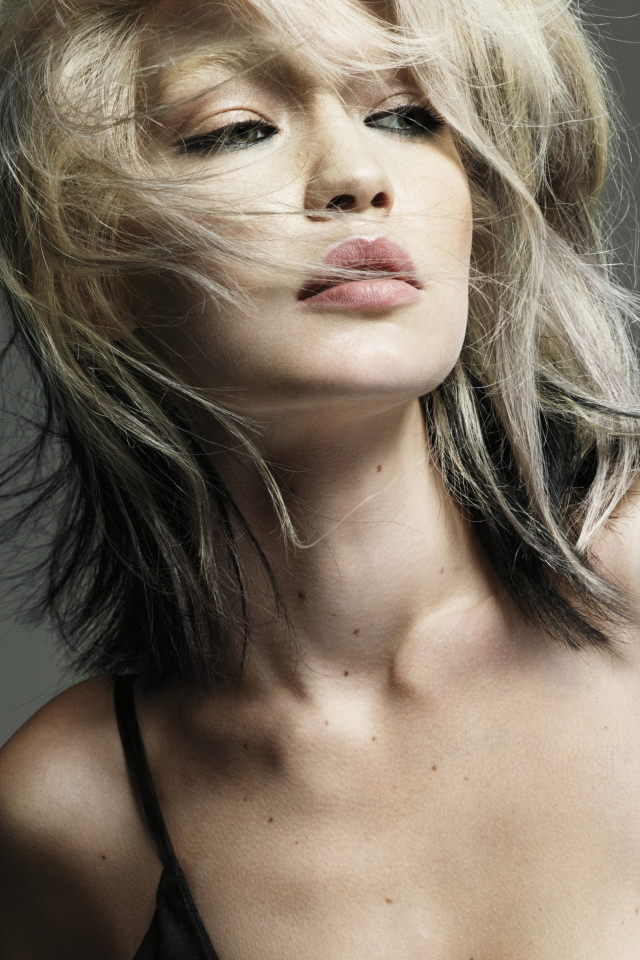 Стильная девушка, модель Джиджи Хадид на сером фоне