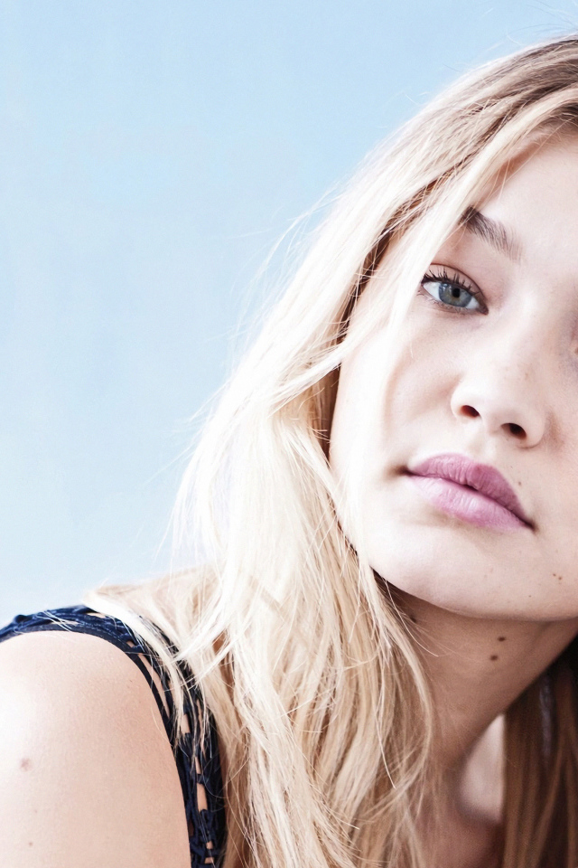 Молодая блондинка, модель Джиджи Хадид на сером фоне