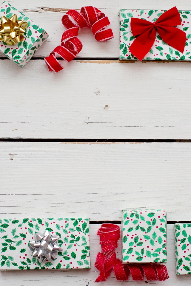 Много разных подарков с бантами на деревянном фоне, шаблон для открытки 